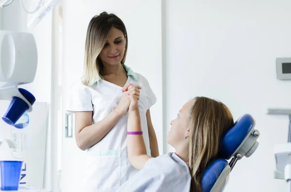 Retrato Menina Quão Alto Cinco Para Seu Dentista Feminino — Fotografia de Stock