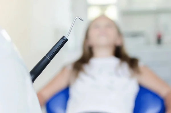 Unschärferelation Des Zahnarztes Mit Denta Werkzeug — Stockfoto