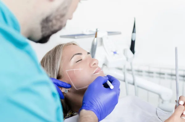 Ein Männlicher Arzt Arbeitet Daran Seinem Patienten Das Gesicht Straffen — Stockfoto