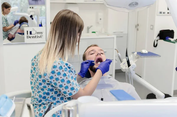 歯科医院で歯科治療を有する男性患者 — ストック写真