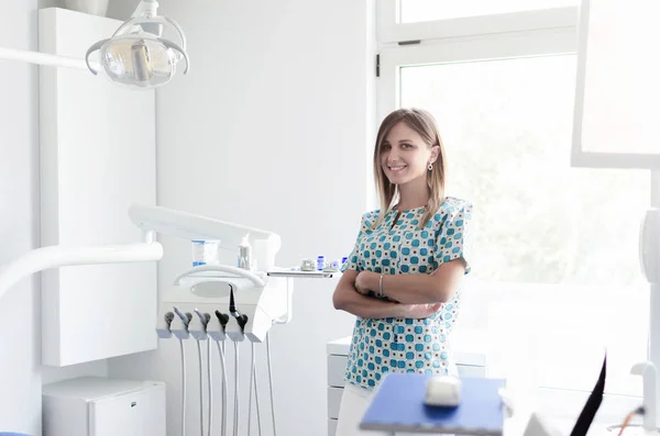 Smilling 若い女性歯科医のオフィスでの肖像画 — ストック写真