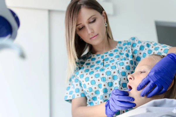 Dentista Femminile Che Prende Impronta Dentale Una Giovane Ragazza — Foto Stock