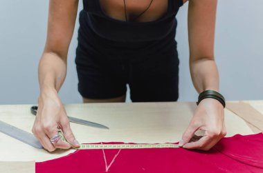 Kadın terzi malzemesi kırmızı elbise için ölçme görünümü Kapat