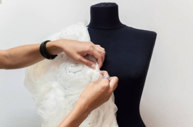 kadın terzi atölyesinde manken Giysi tasarım ayarlama