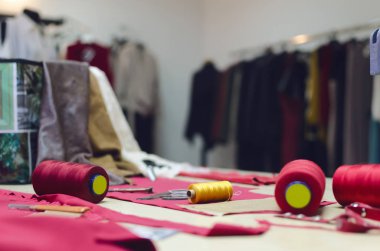 İş parçacığı, iğne, makas ve dikiş in atölyesinde renkli makaralar