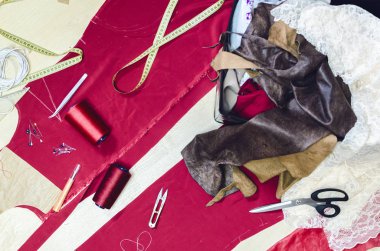 İş parçacığı, iğne, makas ve dikiş in atölyesinde renkli makaralar