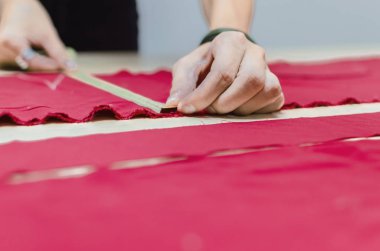 Kadın terzi malzemesi kırmızı elbise için ölçme görünümü Kapat