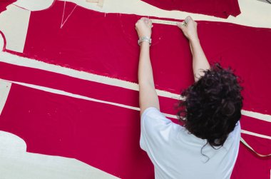 Kadın terzi malzemesi kırmızı elbise için ölçme görünümü Kapat