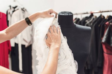 kadın terzi atölyesinde manken Giysi tasarım ayarlama