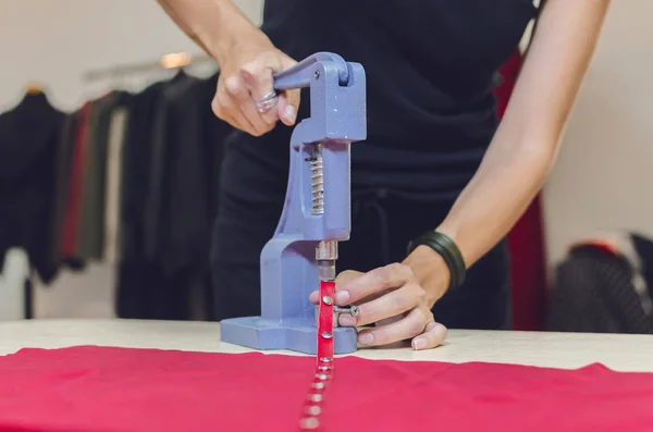 Dolum Makinası Atelier Çalışan Kadın Terzi — Stok fotoğraf