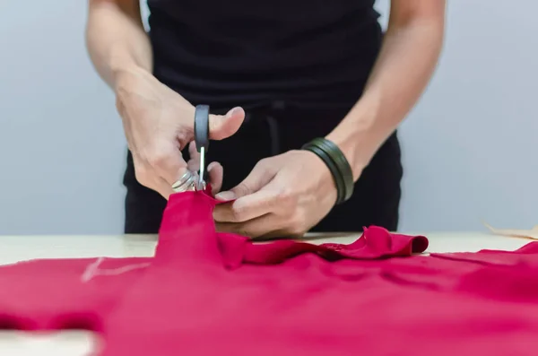 Προσαρμόσει Κοπή Κόκκινο Υλικό Για Την Κατασκευή Φόρεμα — Φωτογραφία Αρχείου