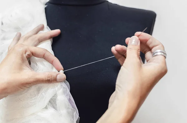 Mujer Diseñadora Moda Costura Confección Vestido Blanco — Foto de Stock