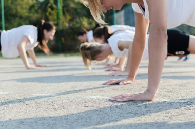Bayan hentbol takımı dış şınav oyuncular oyun öncesi ısınma.