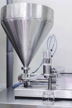 Dikey görüntü makinesi tatlım fabrikasında doldurma. Dolum boş kavanoz.