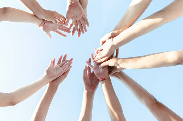 Приветствие команды снизу
.