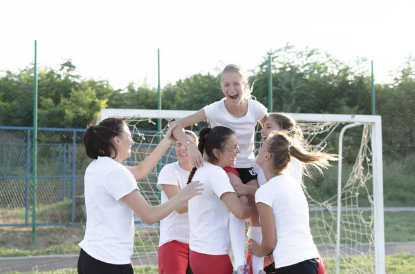 Jugadoras Jóvenes Balonmano Sonriendo Celebrando —  Fotos de Stock