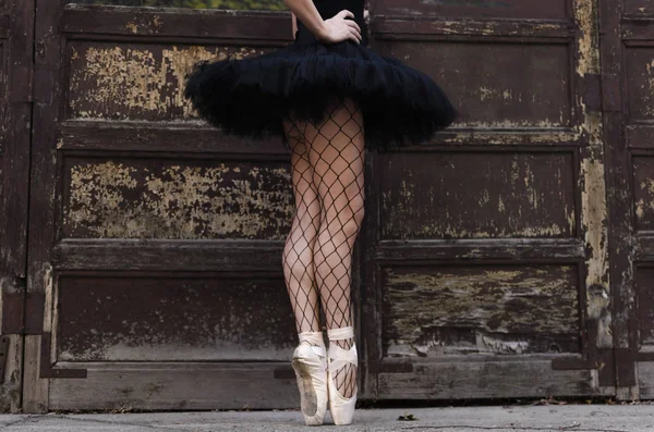 Imagem Cortada Pernas Pés Bailarina Posando Tutu Preto Sapatos Pontiagudos — Fotografia de Stock