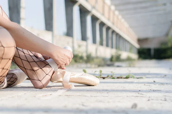 Imagem Cortada Bailarina Sentada Rua Calçando Seus Sapatos Pontiagudos Espaço — Fotografia de Stock