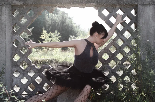Retrato Bailarina Adulta Ela Está Usando Traje Preto Posando Natureza — Fotografia de Stock