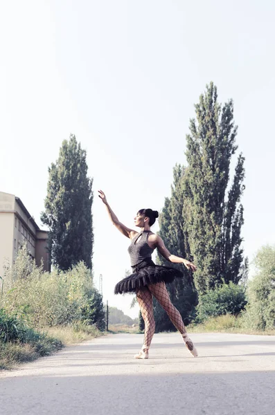 Retrato Bailarina Adulta Ela Está Usando Tutu Preto Posando Uma — Fotografia de Stock