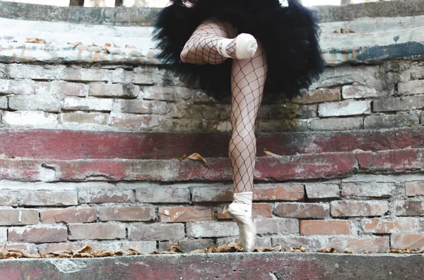 Ořízne Obraz Baletka Černé Tutu Sukně Pózuje Venku — Stock fotografie
