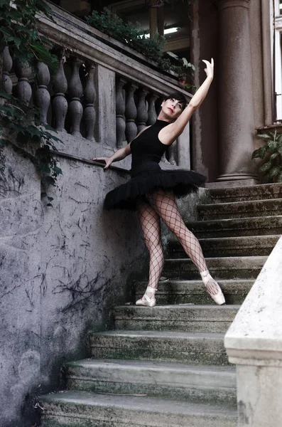 Adulto Bailarina Está Posando Fora Nas Escadas Vestindo Traje Preto — Fotografia de Stock