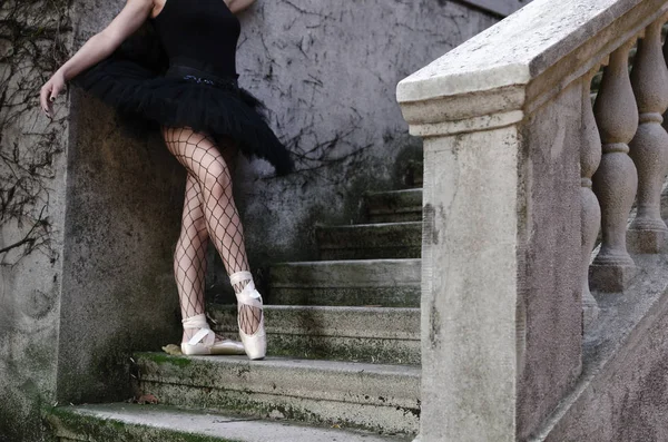 Imagem Cortada Pernas Pés Bailarina Posando Sapatos Pontiagudos Livre — Fotografia de Stock