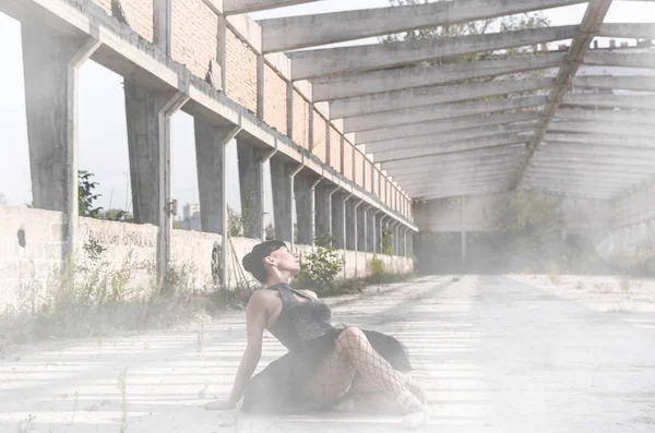 Adulto Bailarina Sentado Uma Rua Nevoeiro Vestindo Traje Preto — Fotografia de Stock