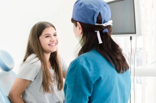 Paciente Femenina Joven Consulta Con Dentista Clínica Dental — Foto de Stock