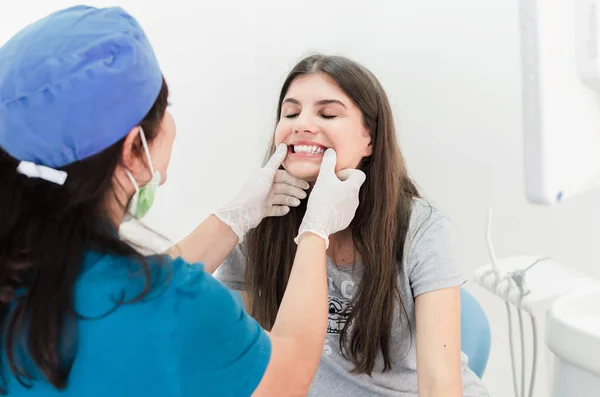 Zahnärztin Putzt Sich Bei Arztbesuchen Zähne Jungem Mädchen — Stockfoto