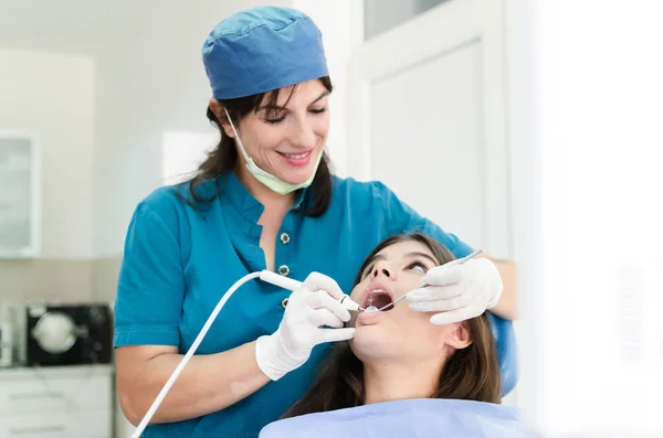 Retrato Dentista Feminina Removendo Cálculo Dentário Para Paciente — Fotografia de Stock