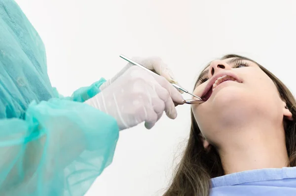 Foto Perto Dentista Realizando Procedimento Odontológico Paciente Removendo Dente Sua — Fotografia de Stock