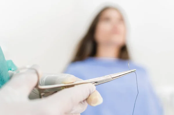 Close Das Mãos Dentista Segurando Ferramentas Para Costura — Fotografia de Stock