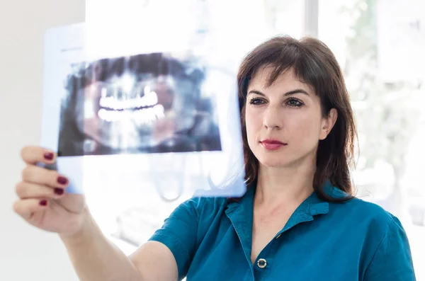 Ritratto Dentista Donna Che Esegue Una Radiografia Della Mandibola Del — Foto Stock