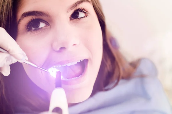 Genç Kadın Hastanın Diş Kliniği Kapatın Diş Lambası Metin Için — Stok fotoğraf
