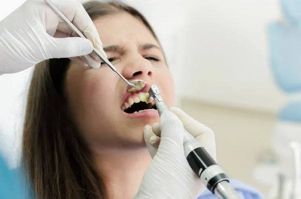 Junges Mädchen Der Zahnarztpraxis Das Sich Von Seinem Zahnarzt Die — Stockfoto