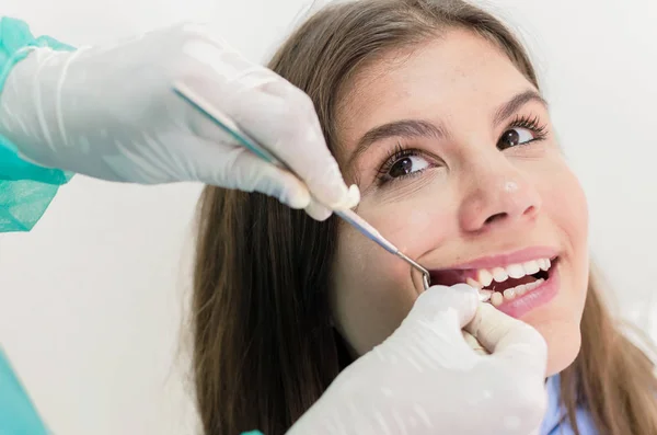 Zahnärztin Steckt Gaze Den Mund Ihrer Patientin Und Versucht Die — Stockfoto