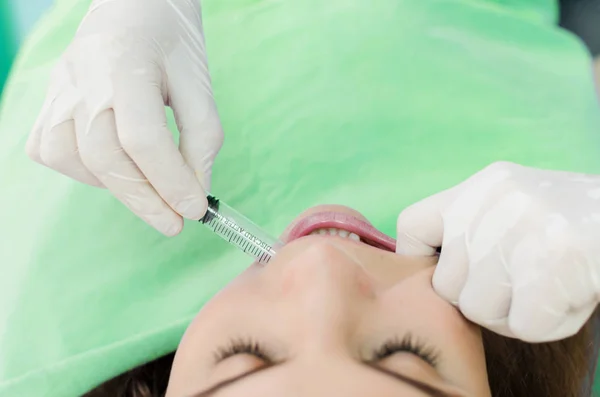 Ansicht Einer Zahnärztin Die Ihrer Patientin Eine Narkoseinjektion Verabreicht — Stockfoto