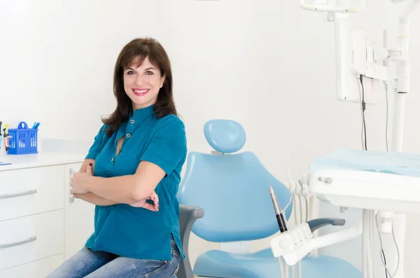 彼女の事務所で椅子に座っている女性の笑みを浮かべて歯科医の肖像画 テキストのためのスペース — ストック写真