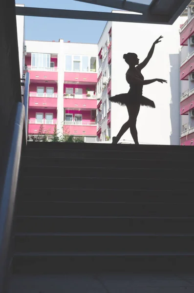 Силуэт Красивой Балетной Танцовщицы Позирующей Лестнице Снаружи — стоковое фото