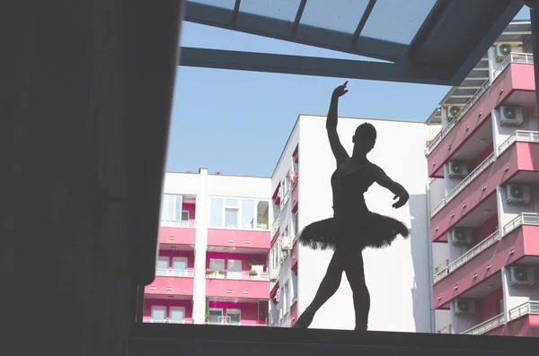 Силуэт Красивой Балерины Позирующей Снаружи — стоковое фото