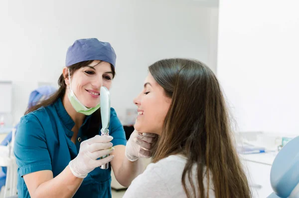 Dentista Feminino Consultando Sua Jovem Paciente Clínica Odontológica — Fotografia de Stock