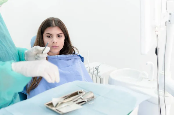 Jovem Paciente Sexo Feminino Olhando Assustado Enquanto Sentado Consultório Dentista — Fotografia de Stock
