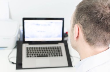 Bir dişçi ofisinde bilgisayar bakarak yakın çekim