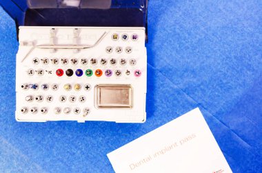 Üst implant seti mavi zemin üzerine