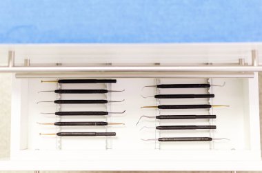 Mavi arka plan üzerinde Dişçi aletleri üstten görünüm