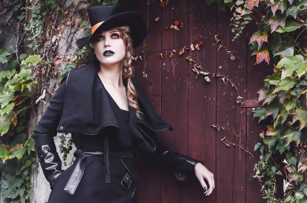 Mujer Joven Vestida Con Disfraz Halloween Posando Afuera — Foto de Stock