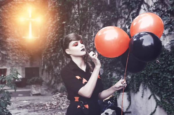 Jovem Mulher Traje Halloween Segurando Balões Preto Laranja — Fotografia de Stock