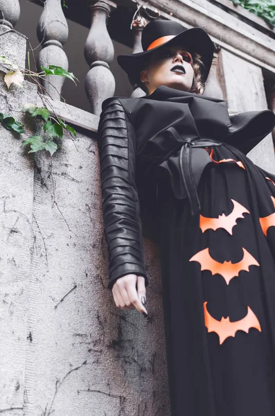 Jonge Vrouw Gekleed Halloween Kostuum Poseren Buiten — Stockfoto