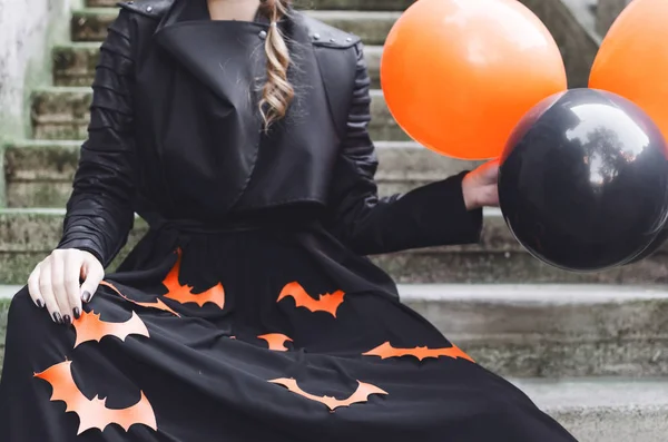 Oříznutou Fotografii Mladé Ženy Halloween Kostým Sedí Venku Černými Oranžovými — Stock fotografie